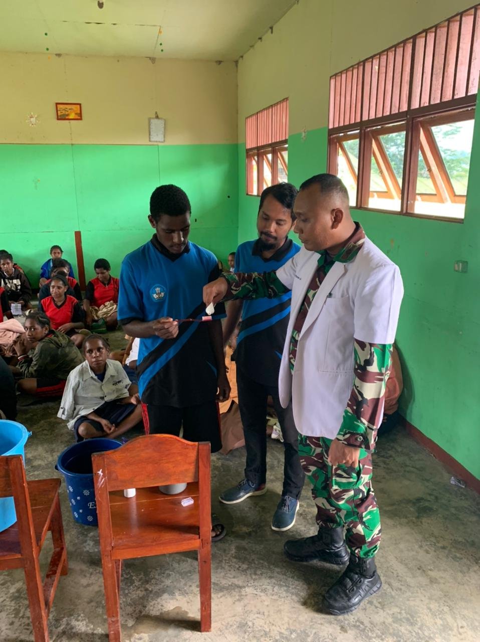 Satgas Yonif Raider 142/KJ Sampaikan Penyuluhan Kesehatan untuk Siswa SMP Papua