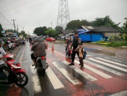 Personil Ditsamapta Polda Banten Rutin Atur Lalu Lintas Pagi demi Keamanan Jalan