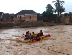 Sat Brimobda Banten Evakuasi Ibu Hamil dari Daerah Terisolir