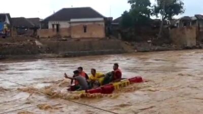 Sat Brimobda Banten Evakuasi Ibu Hamil dari Daerah Terisolir