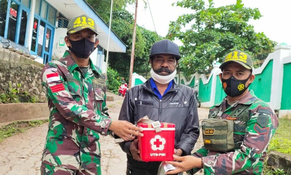 Prajurit Satgas 413 Kostrad Donorkan Darah di Papua untuk Anak Gagal Ginjal