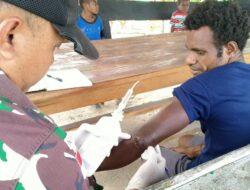 Satgas Yonif 143/TWEJ Langsung Beri Pertolongan Warga yang Terluka Parang