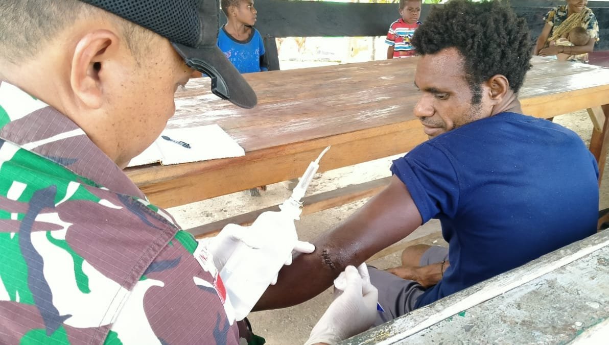 Satgas Yonif 143/TWEJ Langsung Beri Pertolongan Warga yang Terluka Parang