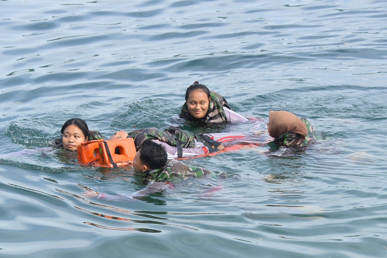Danlantamal IX Latih Mahasiswa Tangani Korban Kecelakaan di Laut