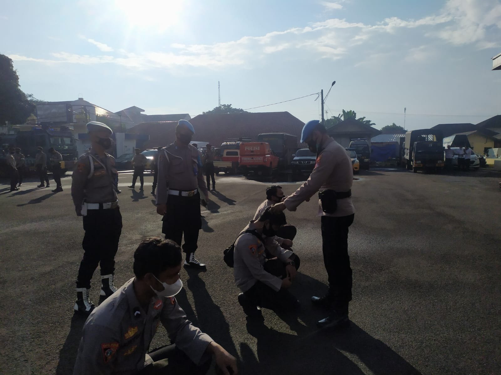 Kasi Propam Polres Pandeglang Periksa Kerapihan Anggota Saat Jaga Sikap