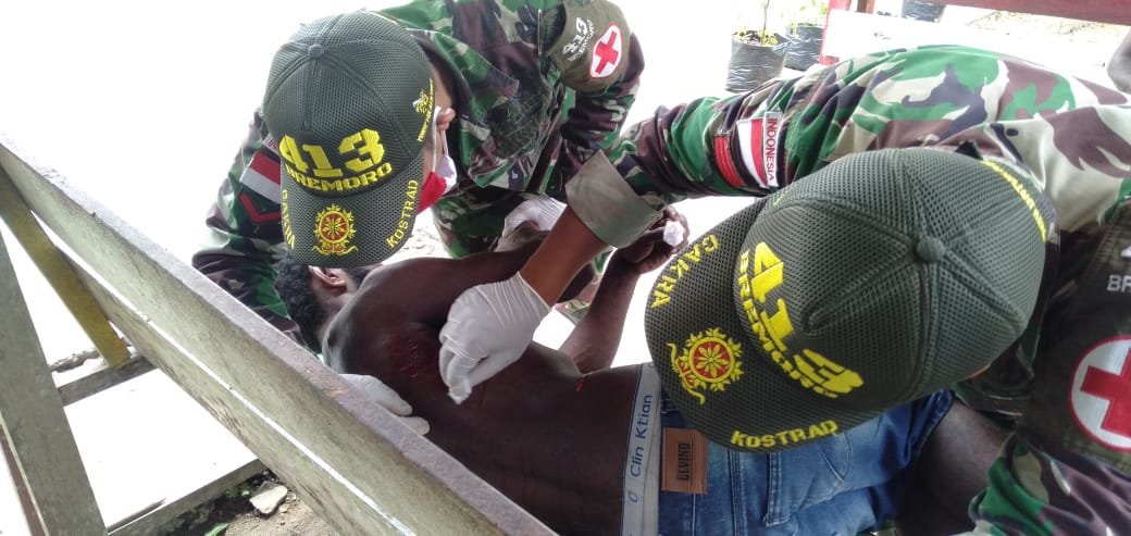 Prajurit Yonif MR 413 Kostrad Selamatkan Korban Mobil Jatuh ke Parit karena Ban Pecah