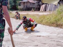 Babinsa Bergotong Royong Perbaiki Jalan Rabat Beton Bersama Warga