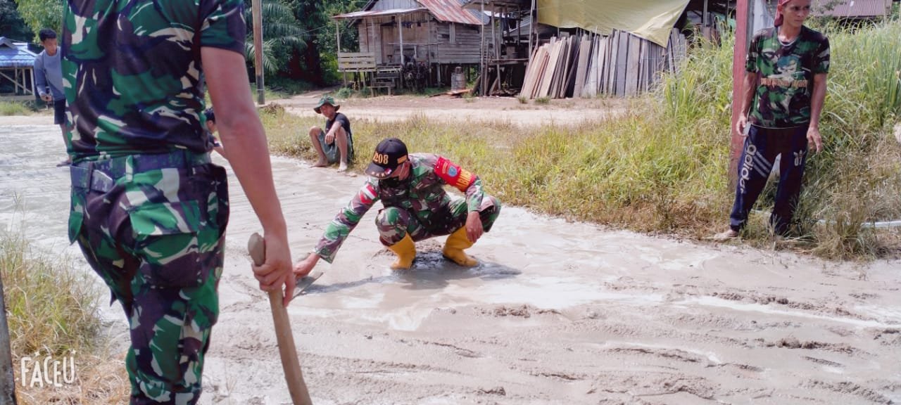 Babinsa Bergotong Royong Perbaiki Jalan Rabat Beton Bersama Warga