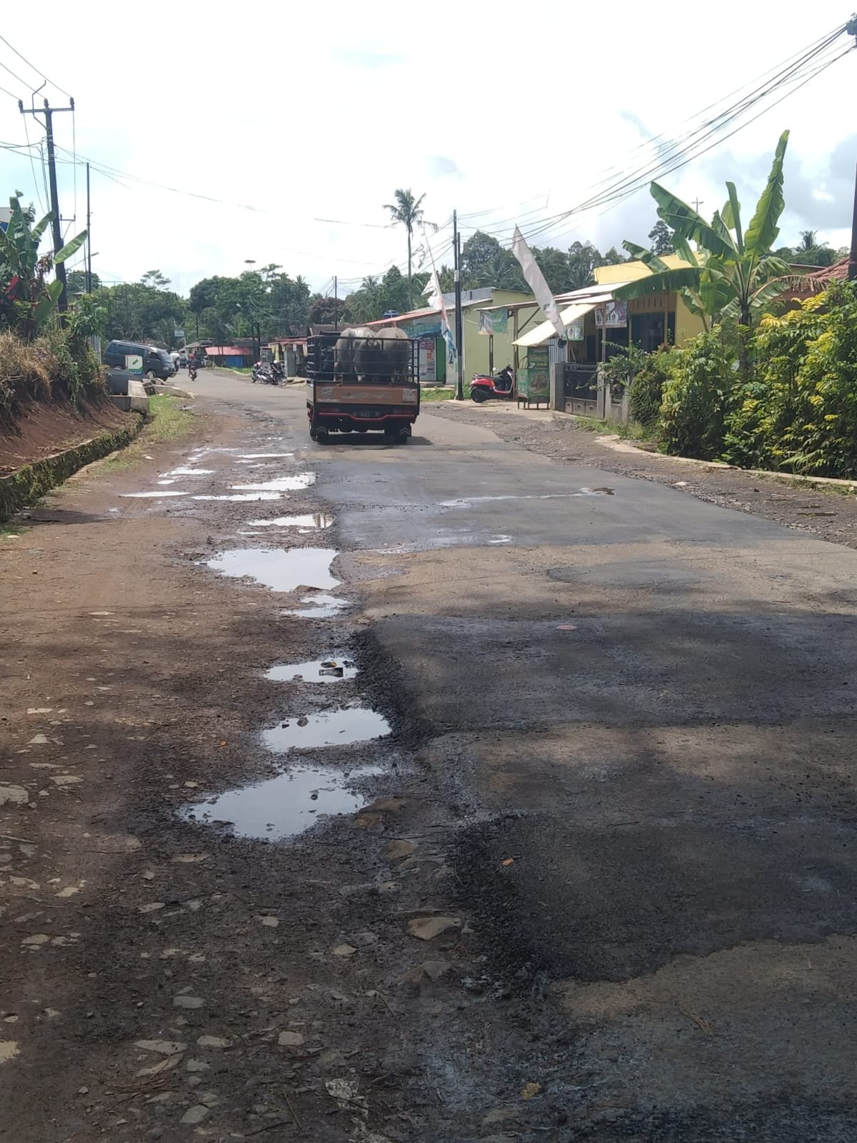 Anggaran Rp60 Miliar, Jalan Mengger-Mandalawangi-Caringin Tetap Rusak Berlubang