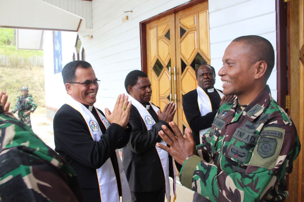 Satgas Pamtas Yonif 501 Gelar Ibadah Bersama dan Pelayanan Kesehatan di Sugapa