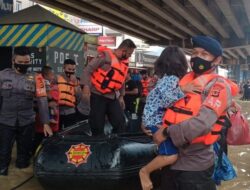 Tim SAR Brimob Jabar Evakuasi Warga Terdampak Banjir di Pamanukan Subang