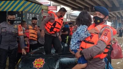 Tim SAR Brimob Jabar Evakuasi Warga Terdampak Banjir di Pamanukan Subang