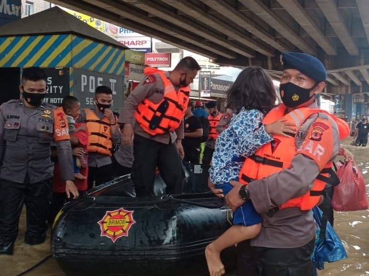 Tim SAR Brimob Jabar Evakuasi Warga Terdampak Banjir di Pamanukan Subang