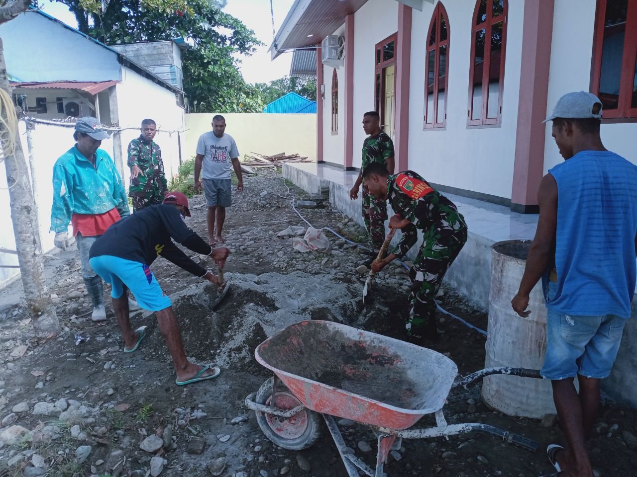 Babinsa Koramil 1710-02/Timika Kerja Bakti Bangun Gereja Perkokoh Kemanunggalan