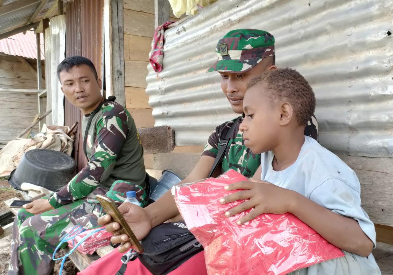 Personel TNI Komsos Manunggal Bangun Desa dan Edukasi Warga