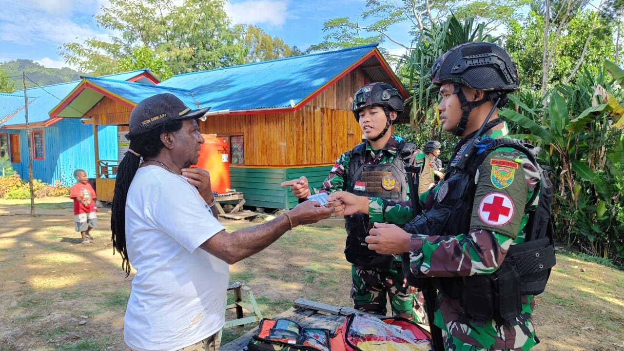 TMC Dibagikan Warga Ipar Gunung, Satgas YR 142/KJ Beri Multivitamin Anak