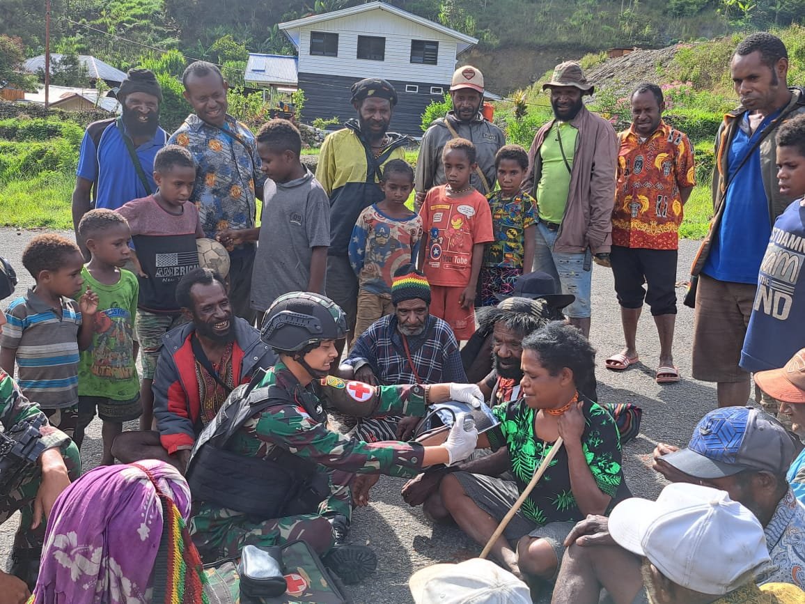 Pemeriksaan Kesehatan Warga Saat Patroli Keliling Satgas Yonif Raider 142/KJ