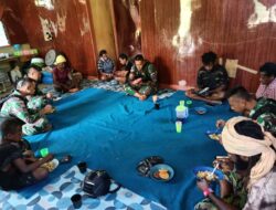 Satgas Yonif R 142/KJ Masak dan Makan Bersama Warga Santap Makanan Khas TNI