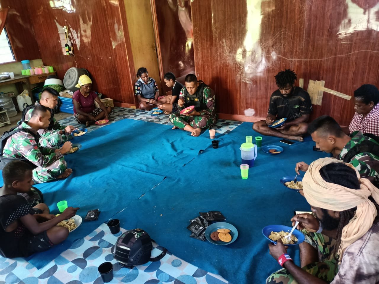 Satgas Yonif R 142/KJ Masak dan Makan Bersama Warga Santap Makanan Khas TNI