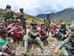 Satgas Yonif Raider 321 Kostrad Bagikan Bubur Hijau untuk Warga