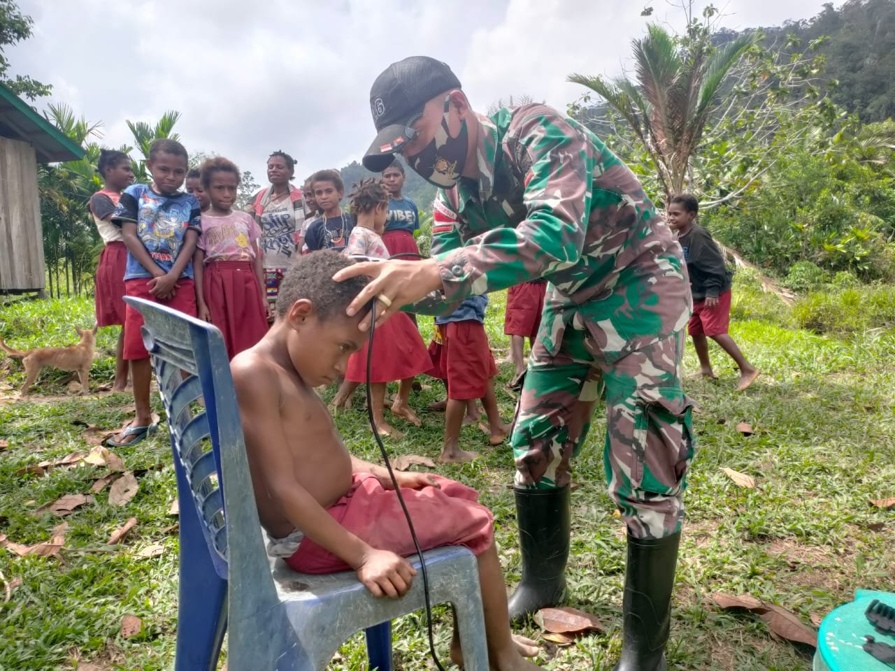 Satgas Yonif 126/KC Tanamkan Disiplin Lewat Rutinitas Cukur Gratis Anak Perbatasan