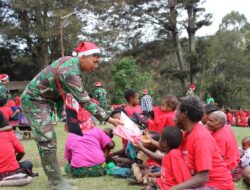 Natal Bahagia Satgas Yonif Mekanis 203/AK Bersama Warga Desa Tima