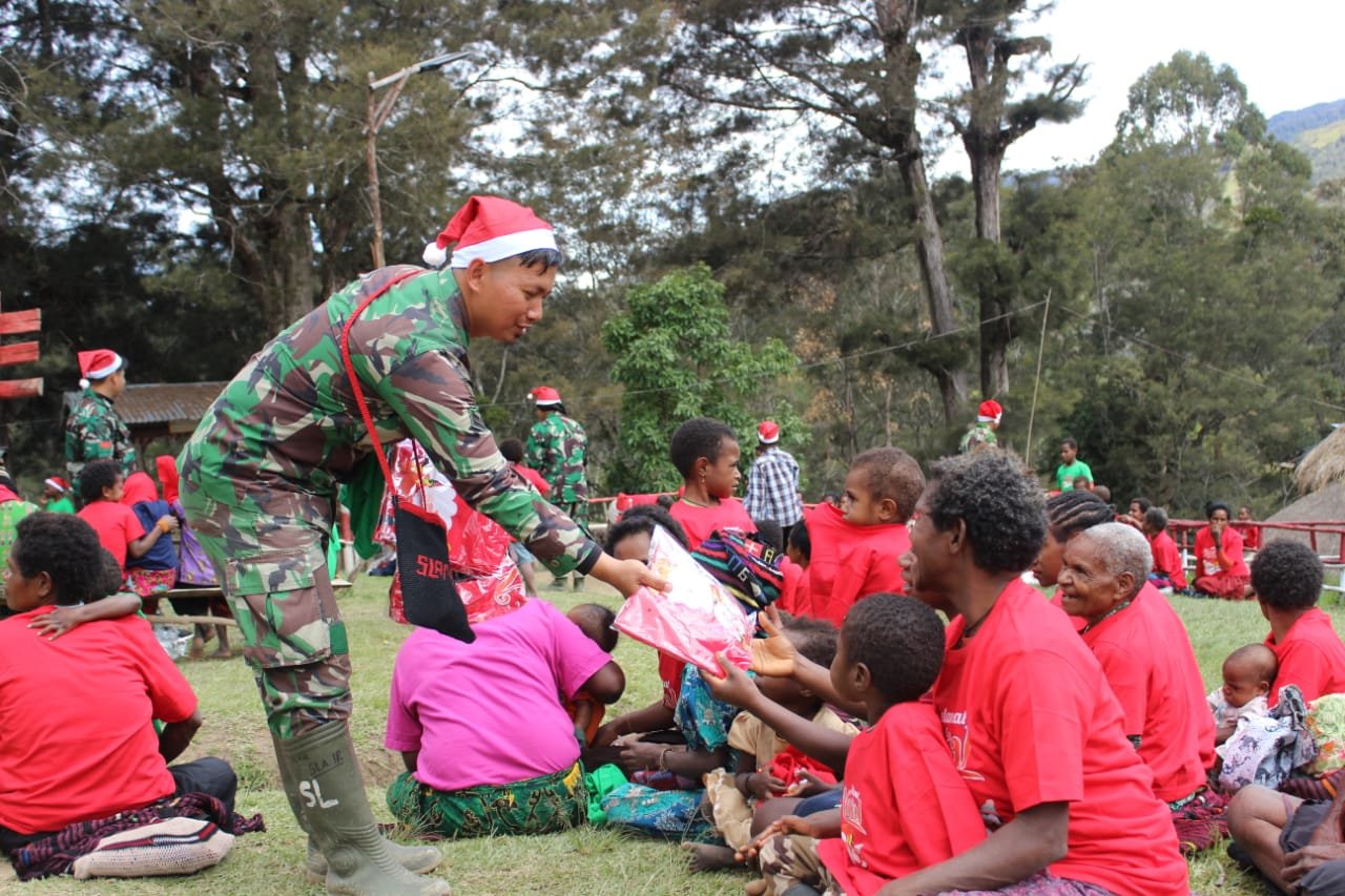 Natal Bahagia Satgas Yonif Mekanis 203/AK Bersama Warga Desa Tima