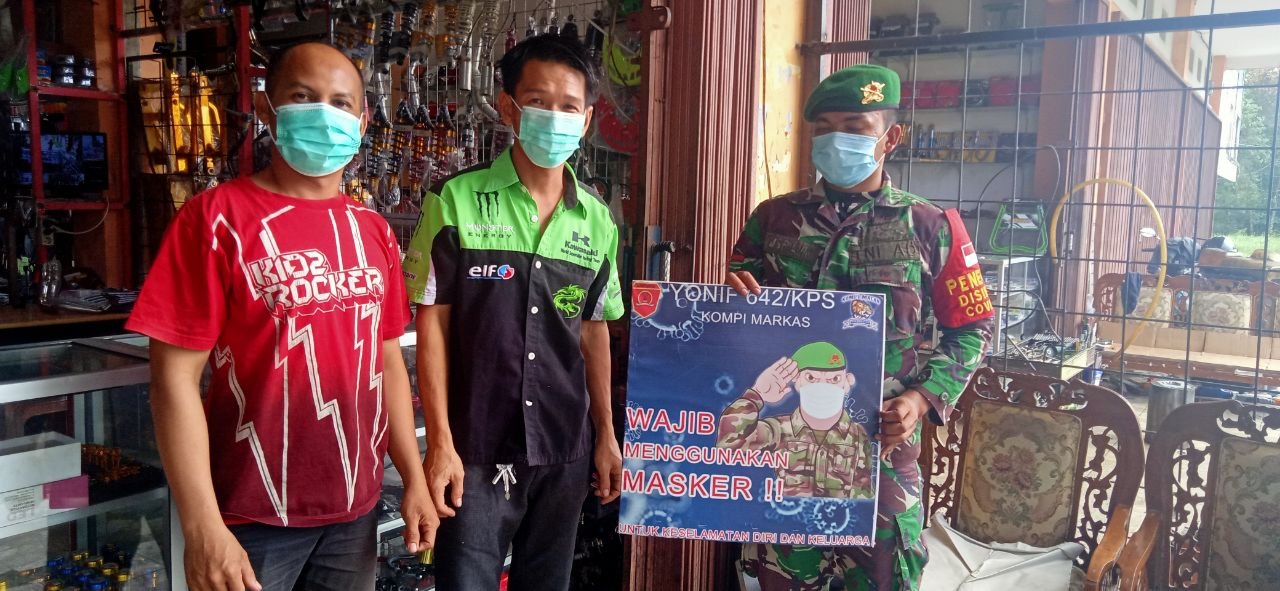 Batalyon Infanteri 642/Kapuas Tegakkan Prokes dan Bagikan Masker