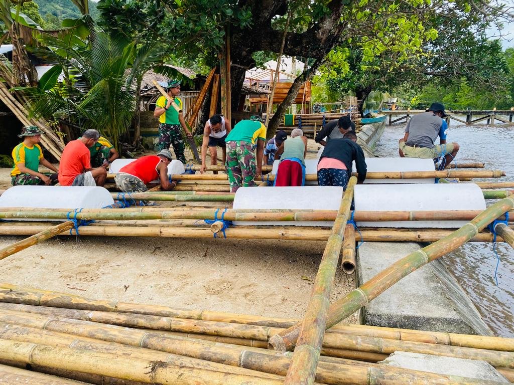 Satgas Yonarmed 1 Kostrad Peduli Nelayan, Bantu Buat Sero di Negeri Abubu