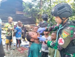 Satgas Yonif Raider 142/KJ Keliling Kampung Layani Kesehatan
