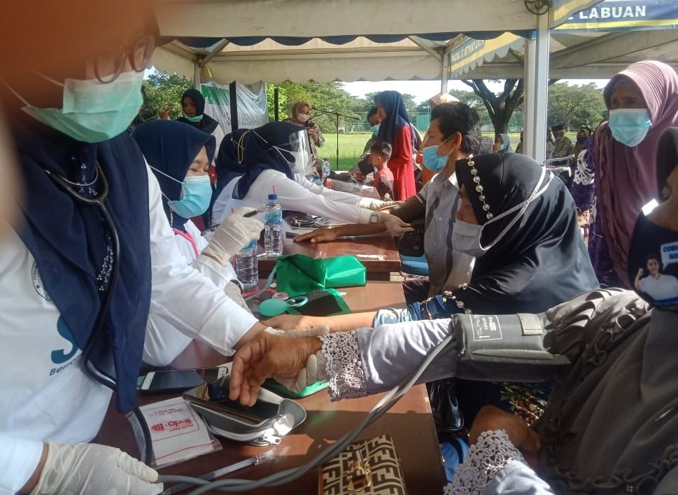 PKPS dan PLTU 2 Labuan OMU Gelar Pengobatan Gratis untuk 500 Warga
