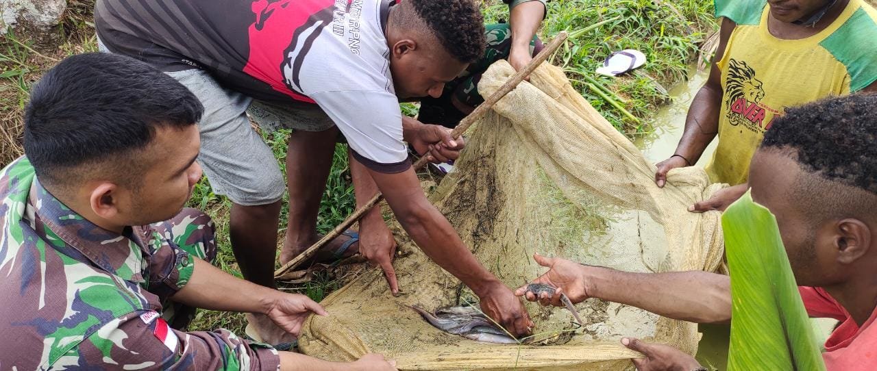 Satgas Yonif 126/KC Tingkatkan Ketahanan Pangan di Perbatasan Lewat Budidaya Lele