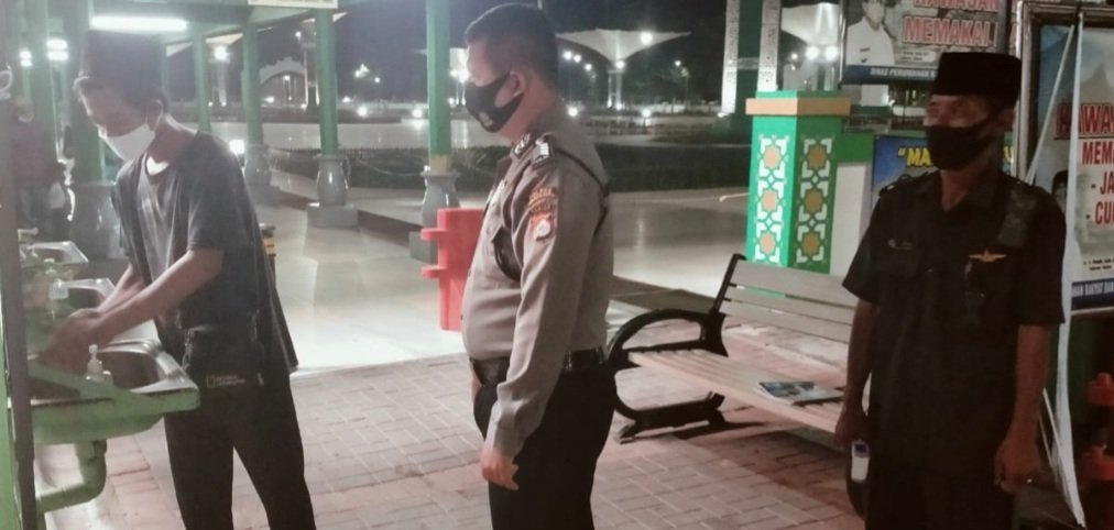 Polsek Kasemen Himbaunya Prokes Kala Ziarah ke Wisata Religi Banten Lama