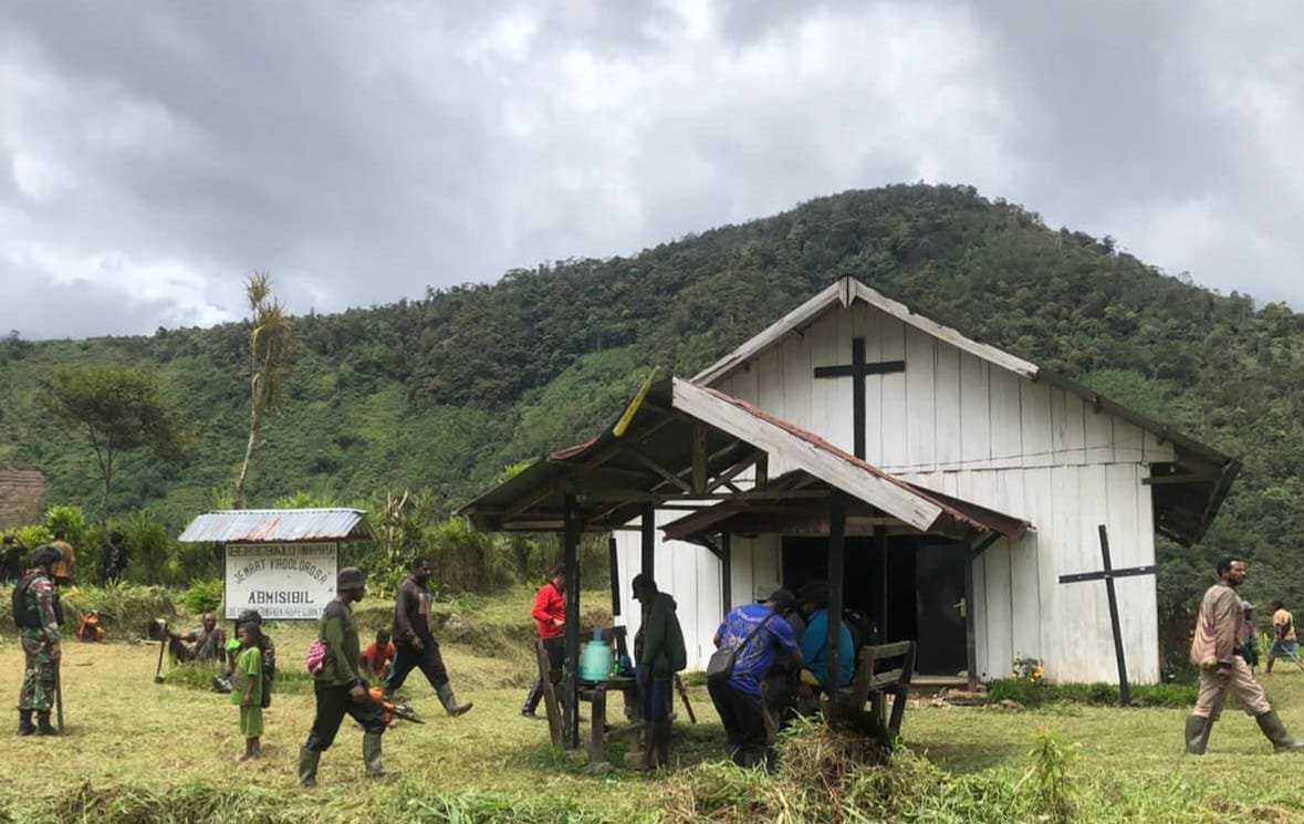 Satgas Yonif 143/TWEJ Fungsikan Kembali Gereja untuk Warga Pegunungan Bintang