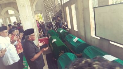 Walikota Depok Muhammad Idris Pimpin Shalat Jenazah Korban Kecelakaan Bus Subang