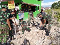 Batalyon Infanteri 642/Kapuas Bersama Warga Bersihkan Lingkungan Sekitar Desa Sengkuang Sintang