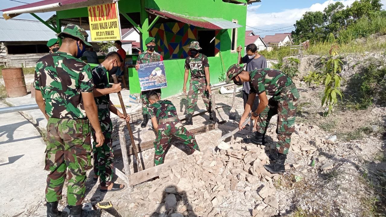 Batalyon Infanteri 642/Kapuas Bersama Warga Bersihkan Lingkungan Sekitar Desa Sengkuang Sintang