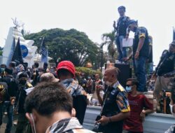 Massa GMBI Demo Bupati Serang