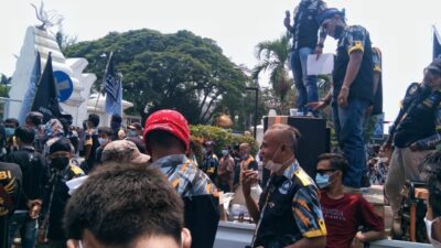 Massa GMBI Demo Bupati Serang