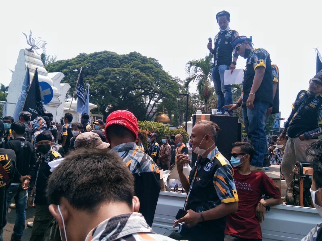 Massa GMBI Demo Bupati Serang