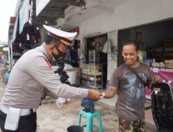 Satlantas Polres Pandeglang Edukasi Lewat Stiker dan Pembagian Masker