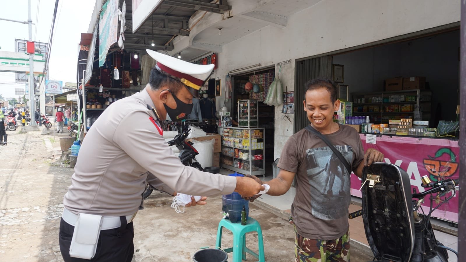 Satlantas Polres Pandeglang Edukasi Lewat Stiker dan Pembagian Masker