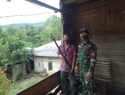 Satgas Yonif 642/Kapuas Terima Senjata Rakitan Lantak dari Warga Perbatasan