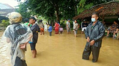 Serma Salahudin Koramil 0110/Labuan Sigap Bantu Evakuasi
