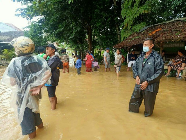 Serma Salahudin Koramil 0110/Labuan Sigap Bantu Evakuasi