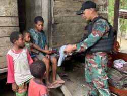 Yonif 143/TWEJ Peduli Masyarakat Pedalaman Papua