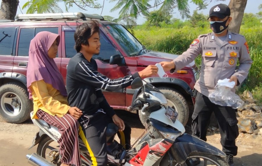 Polsek Kasemen Serang Kota Bagikan Ratusan Masker Cegah Covid-19