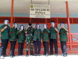 Prajurit Yonif 642 Bantu Guru Bagikan Rapor di Perbatasan