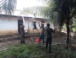 Satgas Yonif 642 Bantu Tarik Mobil Amblas dan Perbaiki Rumah Warga