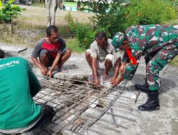Kepedulian Tampak, Anggota Kodim Mimika Bantu Warga Perbaiki Jembatan